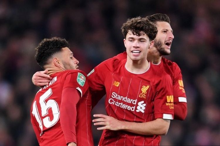 Alex Oxlade-Chamberlain dari Liverpool merayakan setelah mencetak gol ketiga timnya dengan Neco Williams dan Adam Lallana selama pertandingan 16 Besar Piala Carabao antara Liverpool dan Arsenal