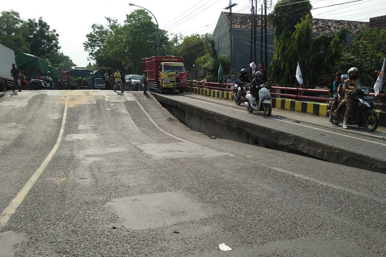 Jembatan Ngaglik yang berada di jalan poros Nasional, jalur Pantura di Lamongan, Jawa Timur, tiba-tiba patah dan ambles, Selasa (29/3/2022).