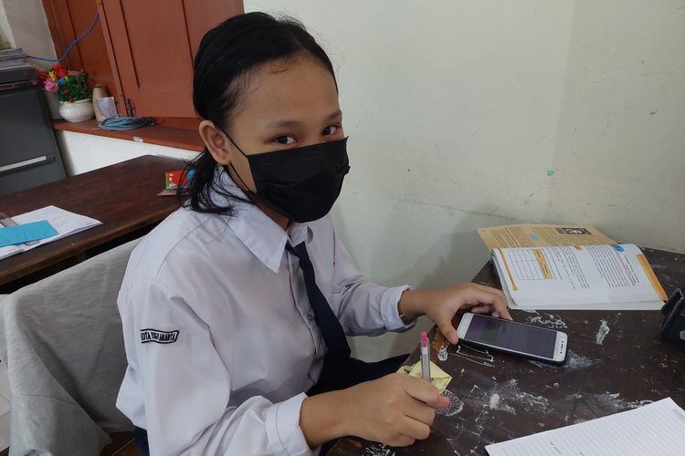 Jesica Ivani Febrina siswa Kelas 8D SMPN 1 Yogyakarta mengerjakan tugas dengan bantuan kuota internet Kemendikbud Ristek.