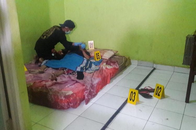 Polres Palopo lakukan olah TKP di lokasi kamar 8 salah satu Wisma di jalan We Cudai, Kota Palopo, Sulawesi Selatan, Jumat (19/8/2022)