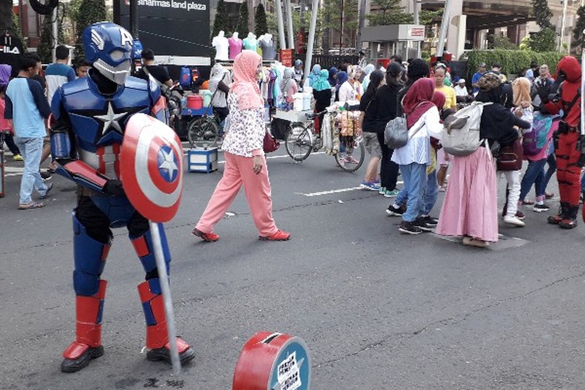 Seniman jalanan berkostum di car free day Jalan MH Thamrin, Jakarta Pusat pada Minggu (6/1/2019).