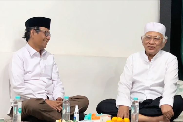 Bakal calon wakil presiden Mahfud MD bertemu dengan tokoh Nahdlatul Ulama (NU) sekaligus ulama besar, Mustofa Bisri atau Gus Mus di Rembang, Jawa Tengah, Senin (13/11/2023).