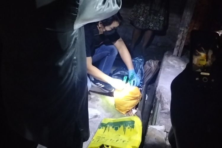 Proses evakuasi penemuan mayat bayi diduga berjenis kelamin perempuan di depan rumah kosong, Kelurahan Nusukan, Kota Solo, Jawa Tengah, Rabu (2/11/2022).