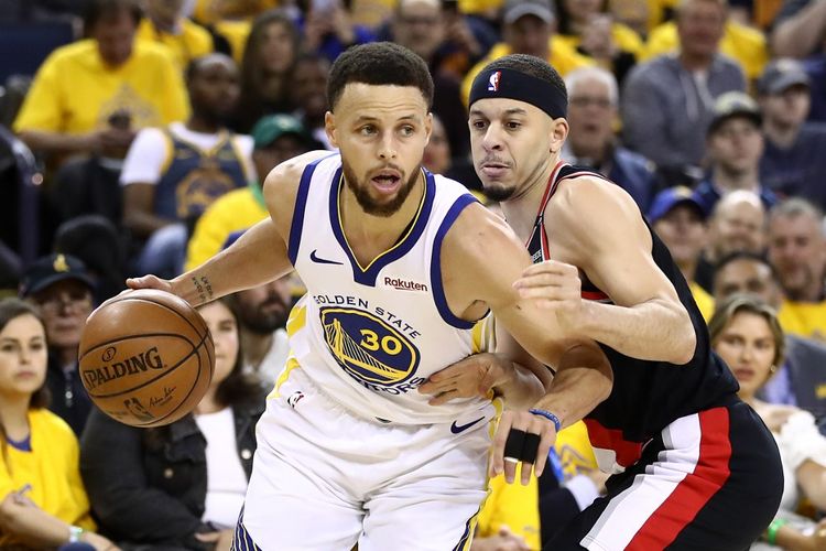 Kakak-beradik Stephen Curry (kiri) dan Seth Curry berduel pada laga final pertama NBA Wilayah Barat, yakni Portland Trail Blazers vs Golden State Warriors, di Oracle Arena, Kamis (15/5/2019).