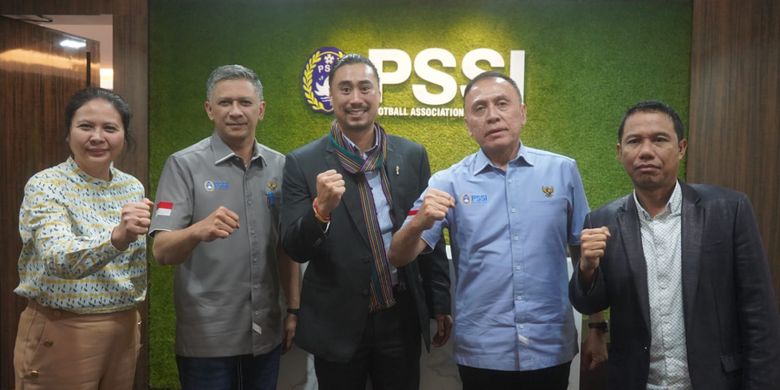 FIFA Development Project Coordinator, Niko Nhouvannasak, saat mengunjungi kantor PSSI, GBK Arena, Jakarta, pada Senin (10/10/2022). Pertemuan itu juga dihadiri oleh Ketua Umum PSSI, Mochamad Iriawan, Wakil Ketua Umum, Iwan Budianto.