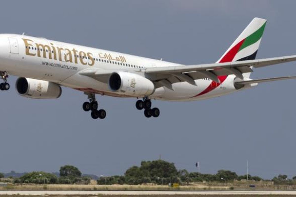 Salah satu pesawat terbang milik maskapai penerbangan Emirates Airlines.