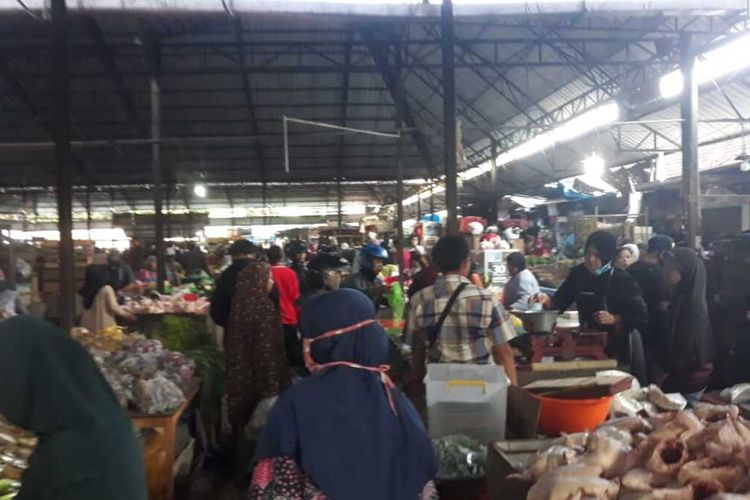 Kondisi Pasar Madyopuro Kota Malang di hari pertama pelaksanaan PSBB di Kota Malang, Minggu (17/5/2020).