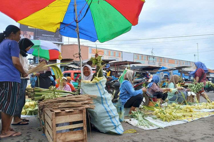 Ironi Jelang Lebaran Ketupat di Pati: Janur Mahal, Pembeli Sepi