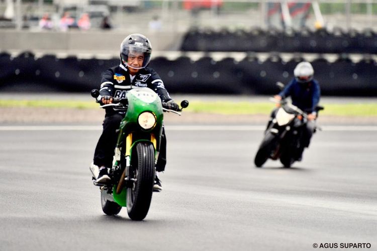 Presiden Joko Widodo (Jokowi) mengendarai motor saat menjajal langsung Sirkuit Mandalika di Kawasan Ekonomi Khusus (KEK) Mandalika di Desa Kuta, Lombok Tengah, Nusa Tenggara Barat (NTB), Jumat (12/11/2021). Dalam kunjungannya ke NTB, Jokowi dijadwalkan meresmikan Sirkuit Mandalika dan Jalan Bypass BIL-Mandalika, sebelum kejuaraan dunia balap motor seperti Asia Talent Cup (ATC) dan World Super Bike (WSB) digelar pada November ini.