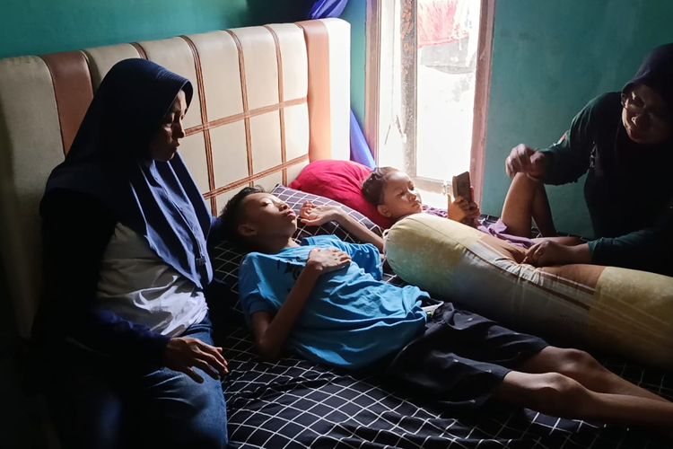 Dewangga hanya terbaring lemas di tempat tidurnya usai diduga dipaksa temannya meminum larutan HCL.