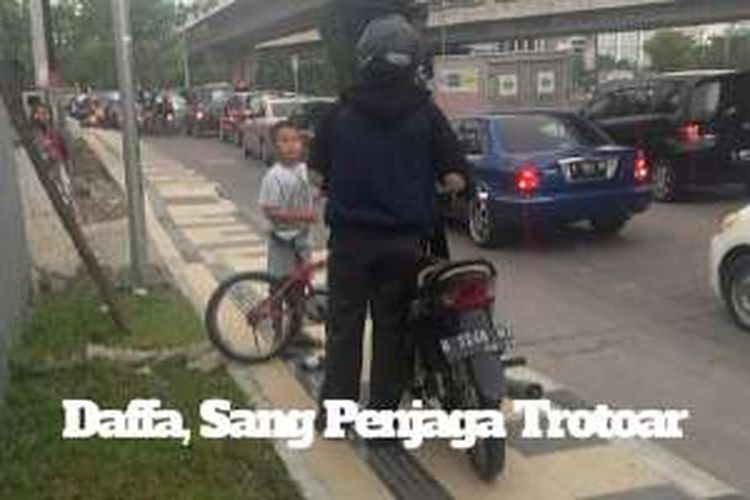 Benny, pengendara motor, diperingatkan oleh Daffa, bocah SD yang menghalangi trotoar dari pengendara motor di Jalan Sudirman, Kalibanteng, Semarang, Selasa (19/4/2016).