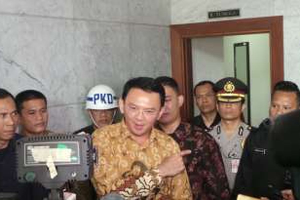 Gubernur DKI Jakarta Basuki Tjahaja Purnama atau Ahok seusai mengajukan gugatan judicial review terhadap Pasal 70 (3) Undang-undang Nomor 10 Tahun 2016 tentang Pilkada di Mahkamah Konstitusi, Senin (22/8/2016).