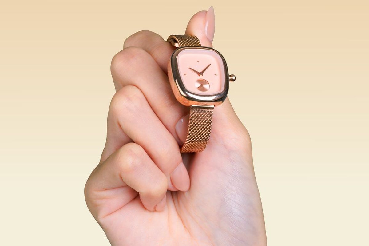 Bono Watch merupakan salah satu rekomendasi jam tangan wanita lokal yang bisa dipilih untuk melengkapi tampilanmu sehari-hari