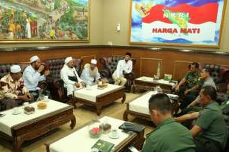 Panglima Kodam Iskandar Muda, Mayjen TNI Tatang Sulaiman, menerima kunjungan tim FPI-Aceh yang melaporkan rencana keberangkatan mereka ke Jakarta untuk mengikuti Aksi Damai Bela Islam di Jakarta 2 Desember 2016 mendatang. Pada pertemuan ini Pangdam IM mengingatkan akan komitmen aksi damai yang sudah diikrarkan.*****