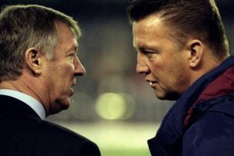 Sir Alex Ferguson (kiri) dan Louis van Gaal.