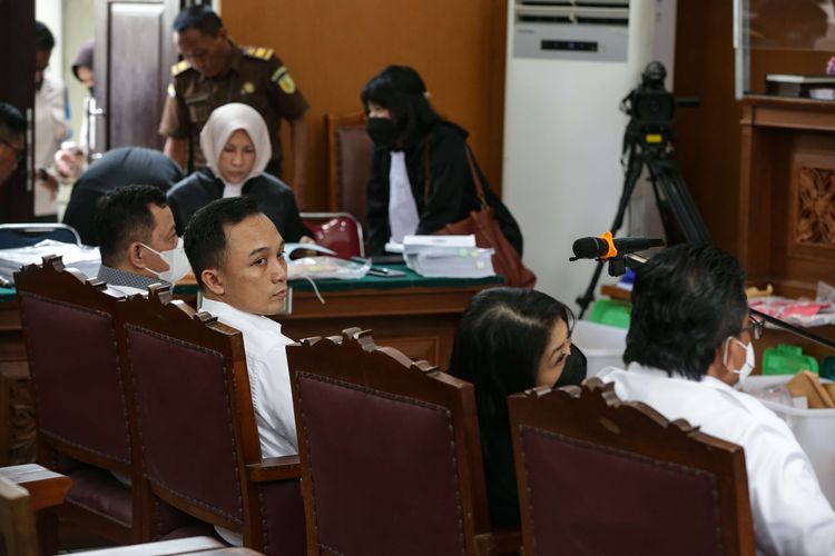 Terdakwa kasus pembunuhan berencana Brigadir Nofriansyah Yosua Hutabarat atau Brigadir J, Kuat Ma'ruf, Ricky Rizal, Putri Candrawathi, dan Ferdy Sambo (kiri ke kanan) menjalani sidang  di Pengadilan Negeri Jakarta Selatan, Senin (19/12/2022). Sidang kali ini mendengarkan keterangan saksi ahli.