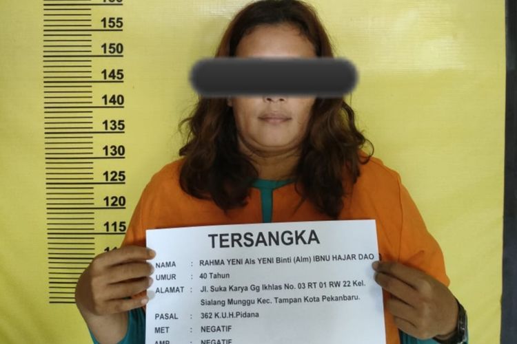 Pelaku pencuri belasan sepeda motor saat diamankan di Polsek Bukitraya di Kota Pekanbaru, Riau, Rabu (10/8/2022).