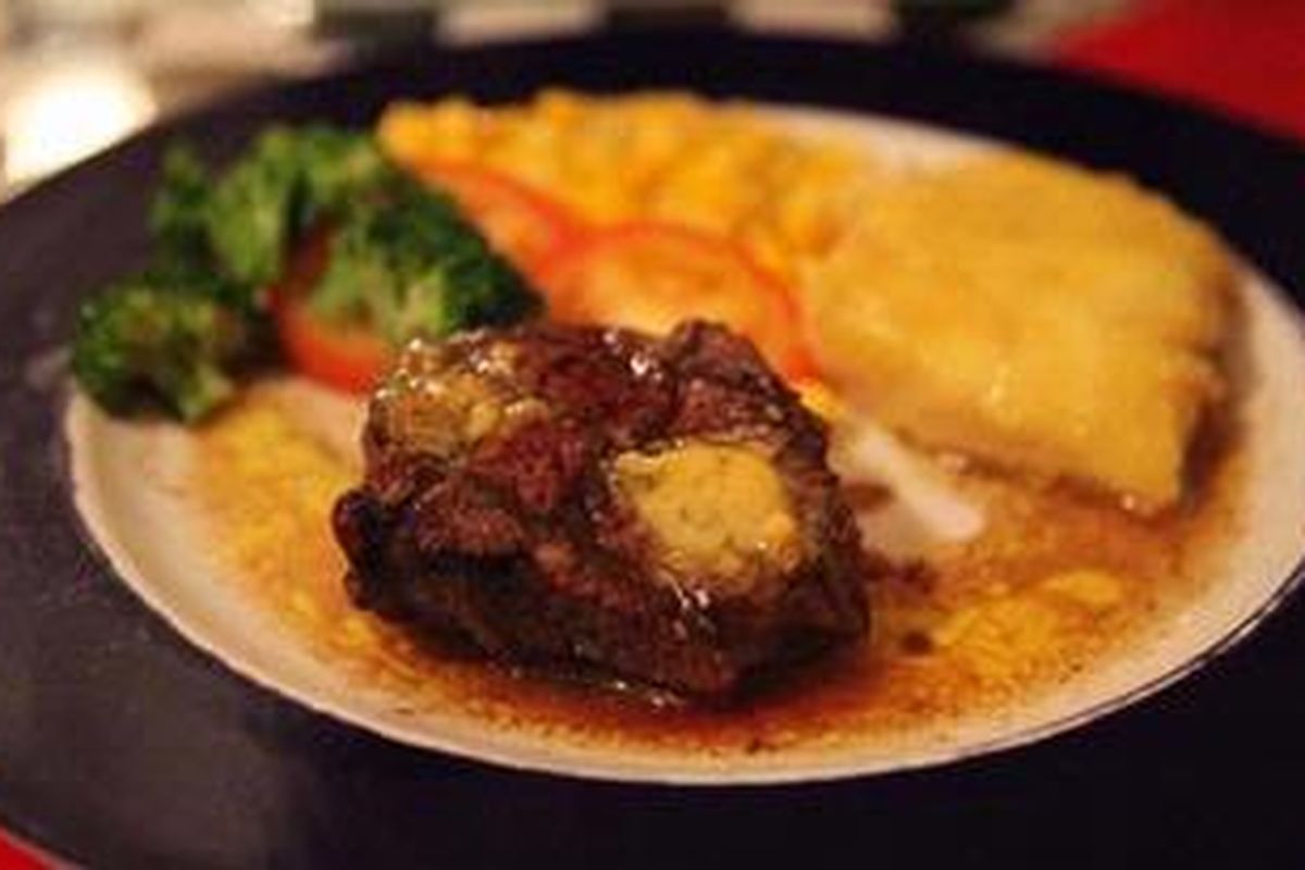 Entrecote Cafe De Paris, berisi daging bakar khas luar sapi disajikan dengan jagung manis, tomat, mentega, dan kentang bakar keju.
