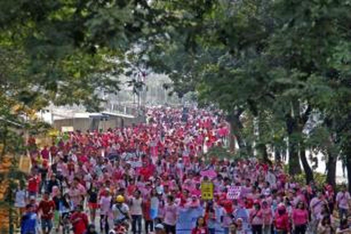 Peserta meramaikan acara Jakarta Goes Pink dengan berjalan kaki di Plaza Selatan Senayan, Jakarta, Minggu (4/10/2015). Kegiatan yang diikuti ribuan orang ini merupakan rangkaian acara menyambut Breast Cancer Awareness Campaign Month.