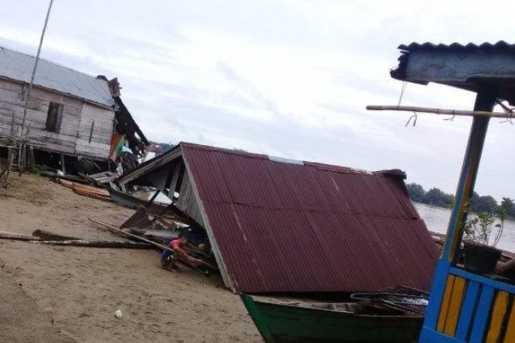 Kondisi rumah warga Desa Rondang Muarojambi hancur ditabrak kapal 

