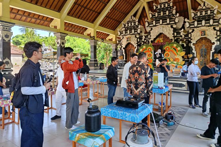 Suasan pameran Desa Utak Atik di Banjar Tengah, Desa Serangan, Bali, Sabtu (6/12/2025). Desa Utak Atik digagas oleh CAST Foundation, Fab Lab Bali, dan Meaningful Design Group.