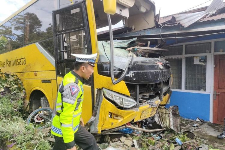 Sebuah bus pariwisata tabrak rumah warga, pejalan kaki hingga sepeda motor di Tanah Datar, Kamis (15/12/2022)