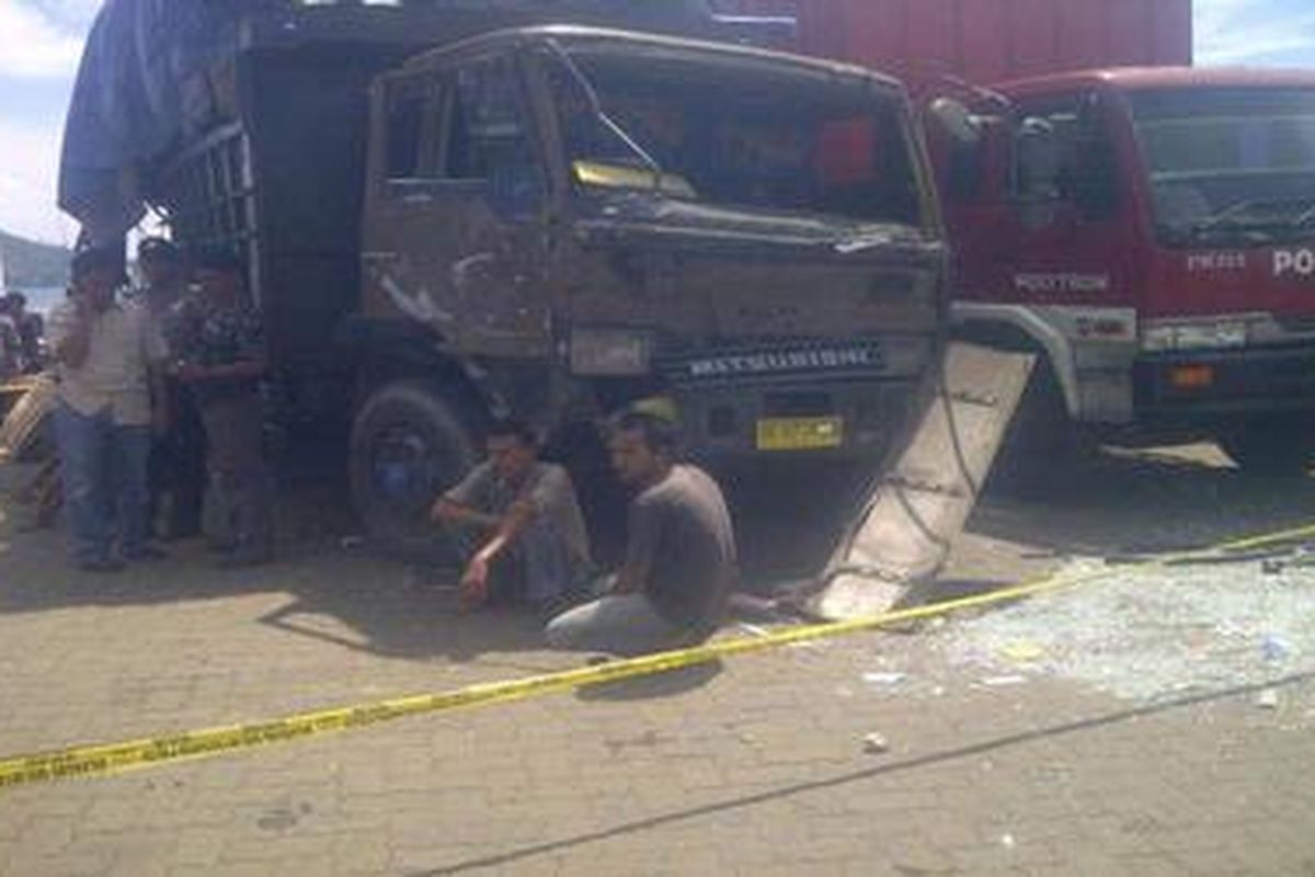 Kondisi di Dermaga III Bakauheni yang luluh lantak setelah tertabrak truk yang mengalami rem blong, dan kemudian tercebur ke perairan, Jumat (10/2/2012).