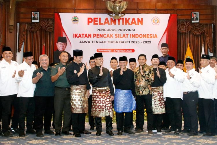 Gubernur Jawa Tengah Ahmad Luthfi berfoto bersama Pengurus Provinsi Ikatan Pencak Silat Indonesia (IPSI) Jawa Tengah di Ballroom Poncowati, Hotel Patra, Kota Semarang, Sabtu (2/8/2025).