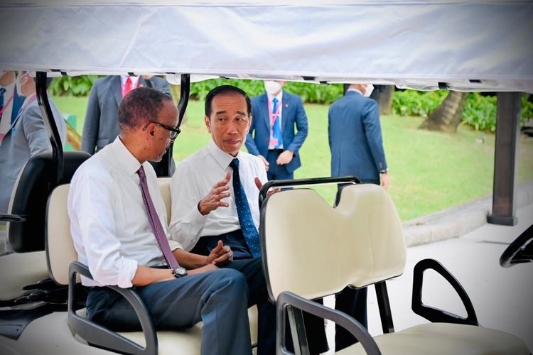Presiden Joko Widodo Presiden Rwanda Paul Kagame menumpangi mobil golf bersama seusai jamuan makan siang di sela-sela Konferensi Tingkat Tinggi (KTT) G20 di Bali, Selasa (15/11/2022).