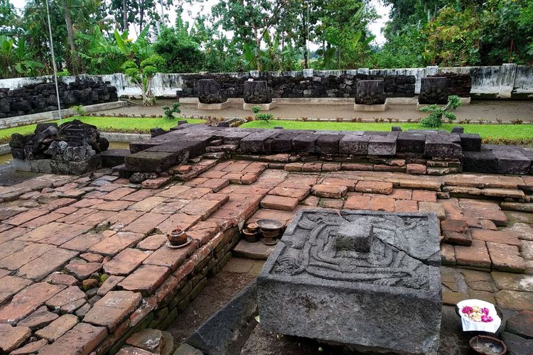 Peripih batu di bagian tengah bangunan utama Candi Simping yang diyakini sebagai tempat meletakkan abu kremasi Raden Wijaya.