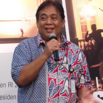 Wartawan Kompas J Osdar berbicara dalam peluncuran buku Sisi Lain Istana 2 di Bentara Budaya Jakarta, Selasa (9/12/2014).