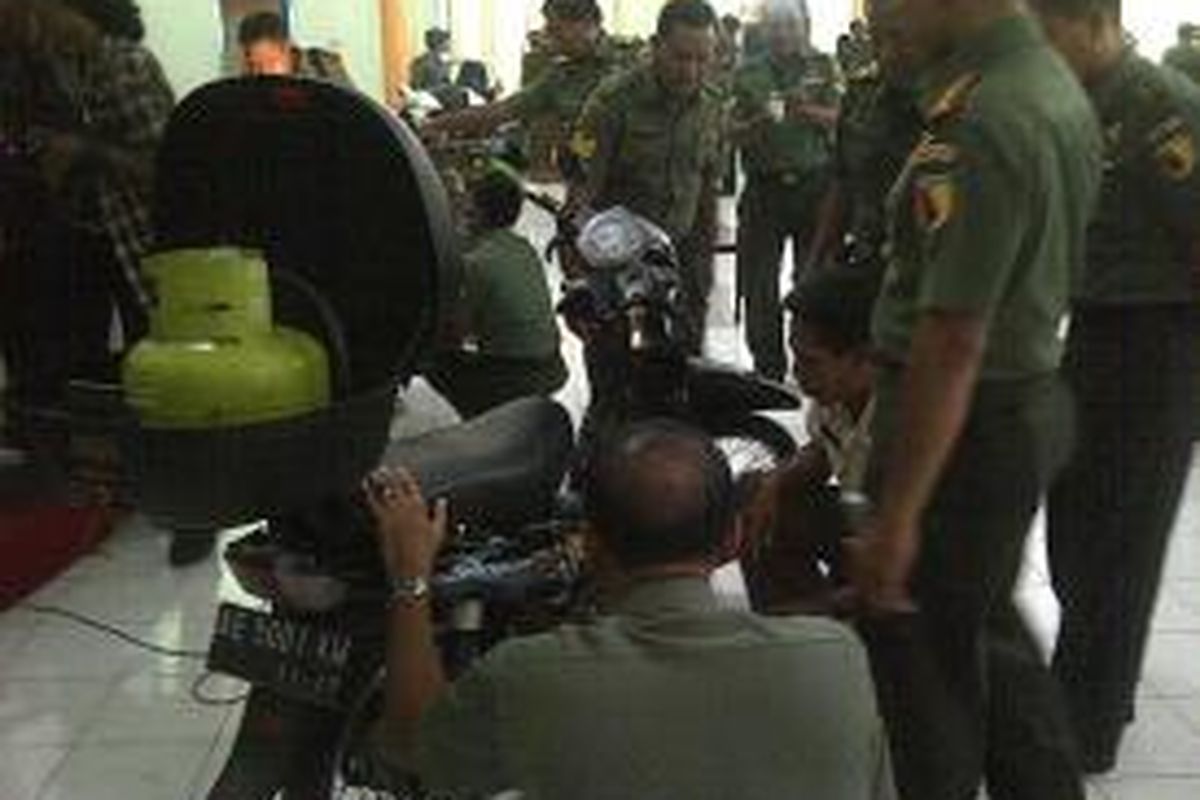 Sosialisasi cara kerja motor LPG kepada anggota TNI AD di markas Korem Baskara Jaya Surabaya.