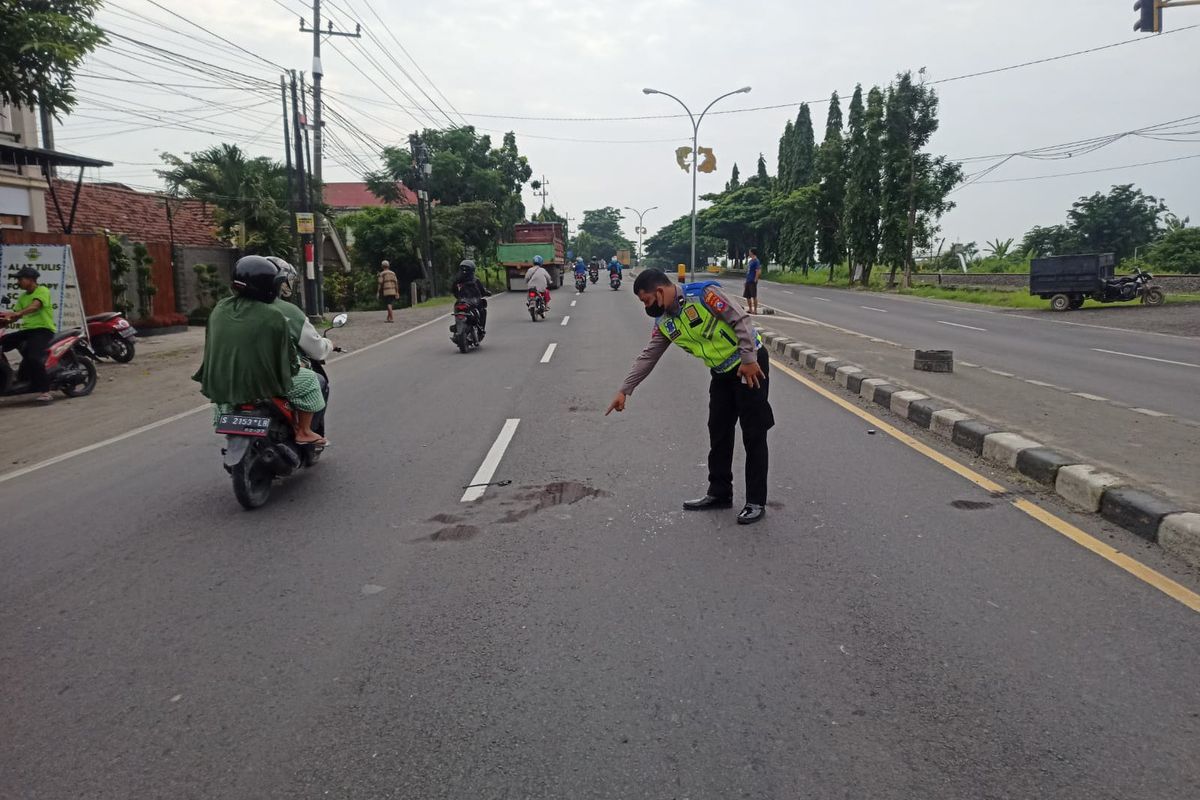 Pihak kepolisian menunjukkan lokasi meninggal dunia usai terlindas ban truk tronton di Jalan Raya Babat-Lamongan. Desa Plosowahyu, Kecamatan/Kabupaten Lamongan, Jawa Timur, Selasa (31/1/2023).