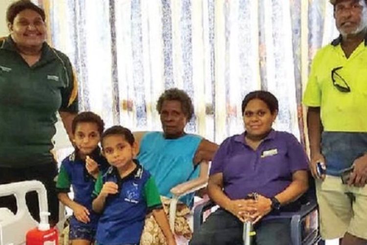 Rapia Komonde mengenakan atasan berwarna biru (tengah) bersama keluarganya di pulau Thursday Island sebelum ditahan Australian Border Force. (Aaron Smith/Torres News)