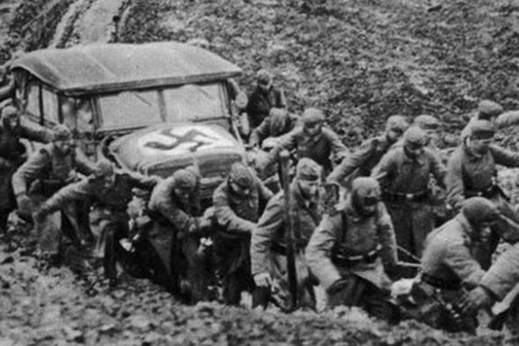 Pasukan Jerman bersusah payah melintasi jalanan berlumpur di wilayah Uni Soviet saat meluncurkan Operasi Barbarossa untuk menundukkan negeri Beruang Merah pada akhir 1941. Terjangan cuaca buruk membuat Jerman gagal menundukkan Uni Soviet.