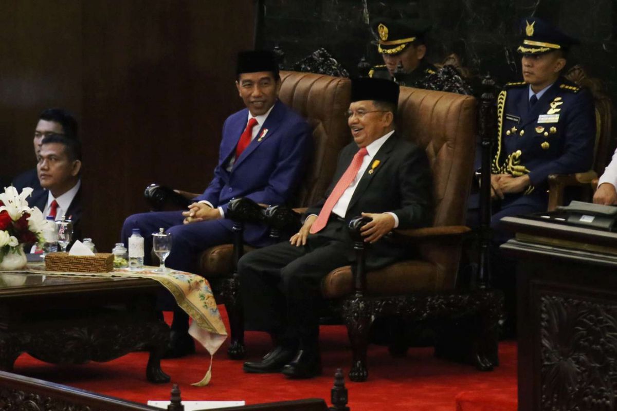 Presiden Joko Widodo (kiri) dan Wakil Presiden Jusuf Kalla saat menghadiri sidang tahunan Majelis Permusyawaratan Rakyat Republik Indonesia Tahun 2018 di Kompleks Parlemen, Senayan, Jakarta, Kamis (16/8/2017). Presiden Joko Widodo menyampaikan pidato, yakni pidato kenegaraan dalam rangka Hari Ulang Tahun RI ke 73.