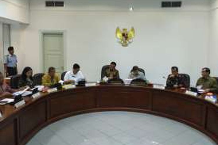 Presiden Jokowi dan para menteri rapat terbatas soal ratifikasi Framework Convention on Tobacco Control (CFTC) di Kantor Presiden, Jakarta, Selasa (14/6/2016).