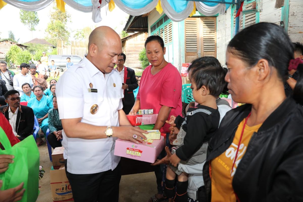 Bupati Tapanuli Utara (Taput) Nikson Nababan saat menyalurkan bantuan bibit ternak dalam rangka meningkatkan ketahanan pangan dan mempercepat penurunan angka stunting di Desa Sibaragas dan Desa Pagaran, Kecamatan Pagaran, Taput, Rabu (12/10/2022).
