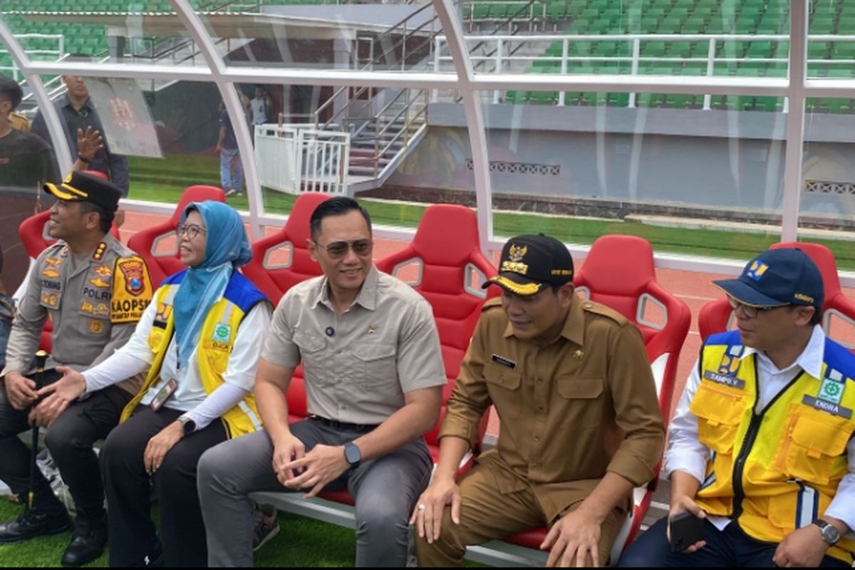Agus Harimurti Yudhoyono (tengah) di Stadion Gelora Delta Sidoarjo, Senin (13/1/2025).