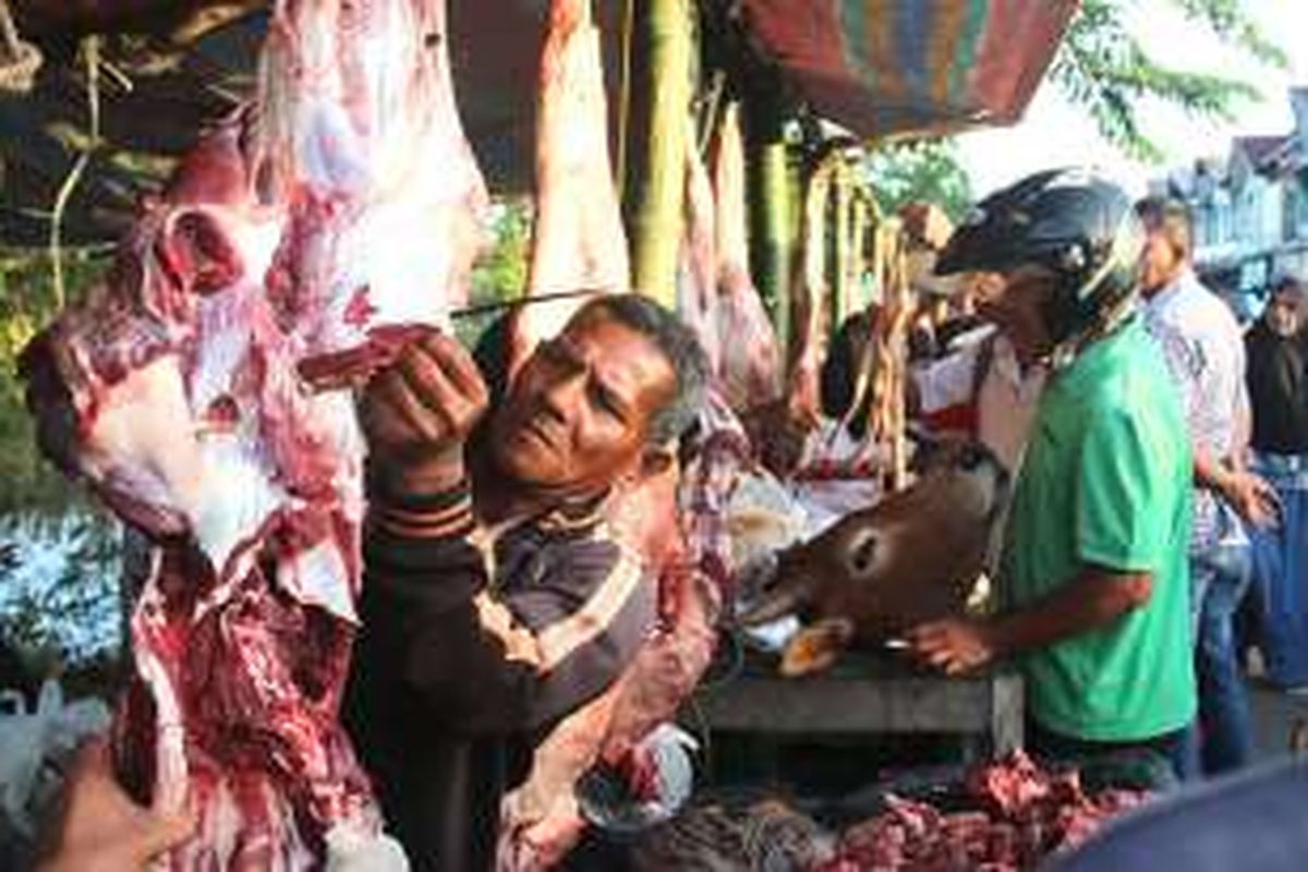 Pedagang daging meugang berjejer di pasar dadakan di Jalan Daut Dariyah, Meulaboh, Aceh Barat, Sabtu (4/6/2016) pagi.