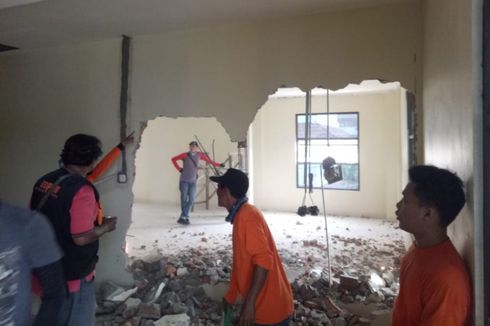 Salahi Izin IMB, Sebuah Kantor di Tanjung Priok Dibongkar Satpol PP