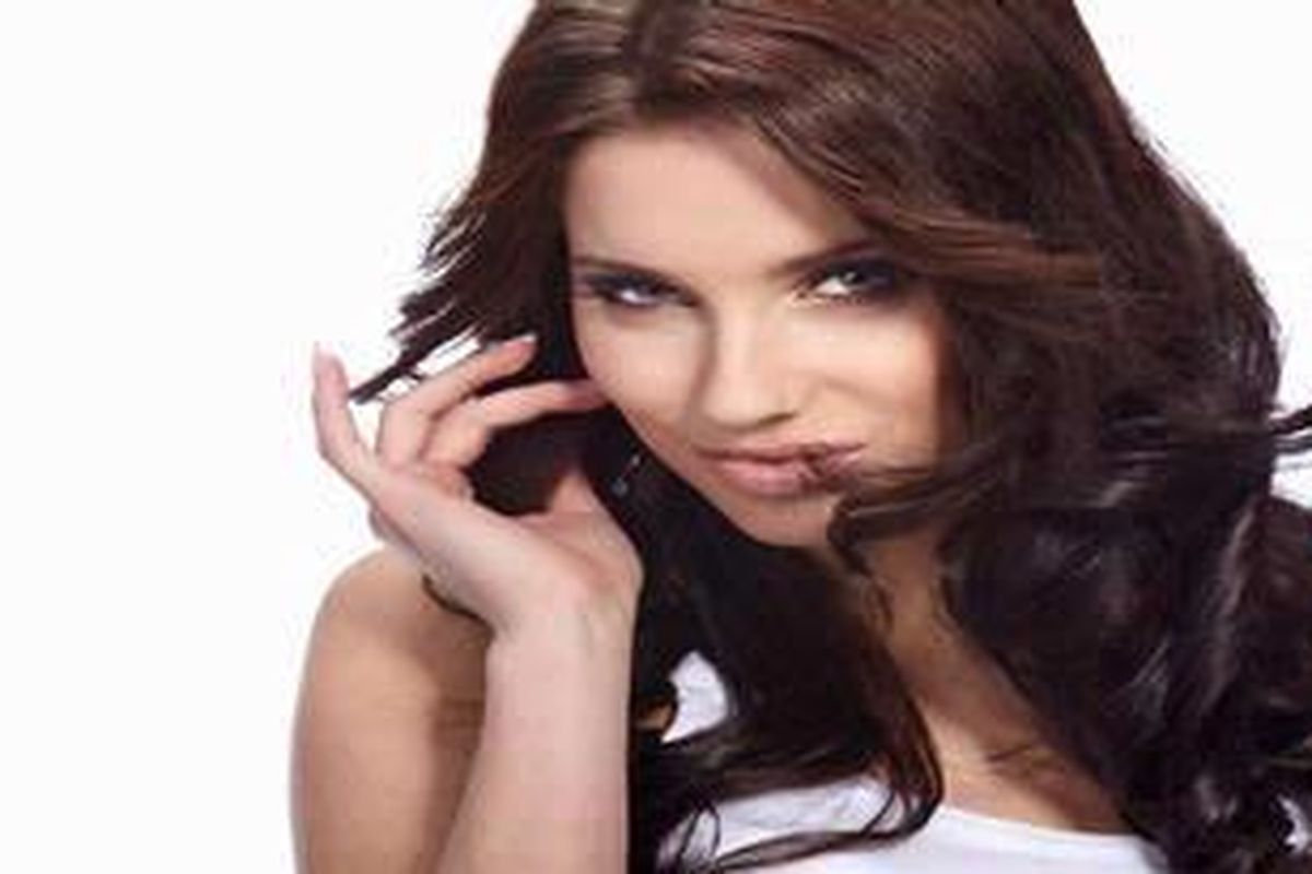 Rambut panjang, tebal, sebahu, dan berombak adalah tatanan rambut wanita yang berkesan seksi. Namun kenali dulu apakah model ini sesuai dengan karakter Anda.