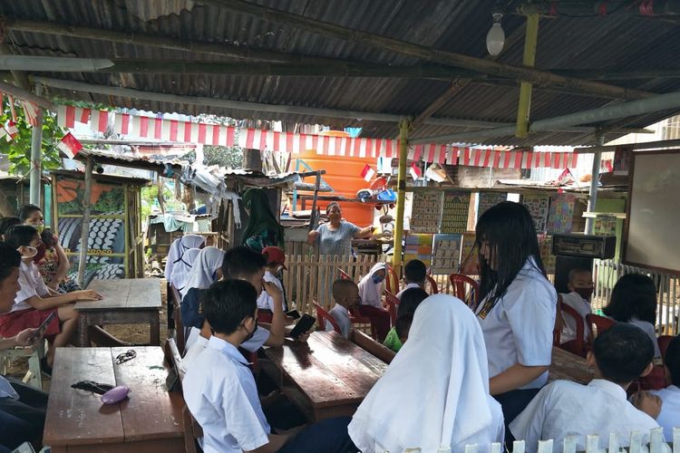 Anggota Polsek Mamajang Aiptu Paleweri mendirikan tempat belajar bagi puluhan anak miskin di Makassar. Sulawesi Selatan. Tempat belajar ini didirikan di kompleks TPU Dadi, Makassar, Sulawesi Selatan.