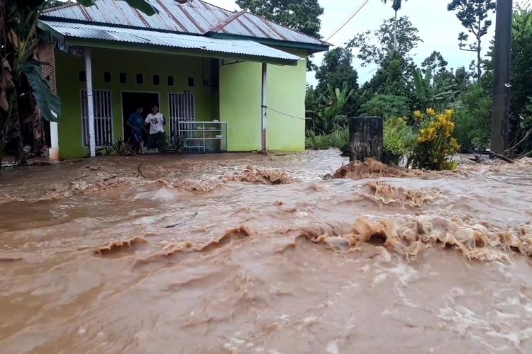 Luapan Sungai Bua menyebabkan sejumlah desa/kelurahan di Kecaamatan Bua, Kabupaten Luwu, Senin (06/07/2020) pagi terendam banjir.