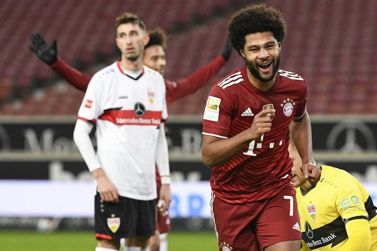 Gelandang Bayern Muenchen Serge Gnabry (kanan) berselebrasi setelah mencetak gol pada laga Bundesliga antara VfB Stuttgart vs Bayern Muenchen di Stuttgart, Jerman, pada 14 Desember 2021.