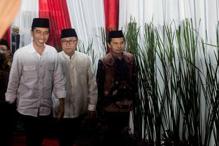 Presiden Joko Widodo disambut Ketua MPR RI Zulkifli Hasan dalam rangka acara buka puasa bersama dengan para petinggi lembaga negara yang digelar di kediaman dinas Ketua MPR RI, Jakarta Selatan, Jumat (2/6/2017) sore.
