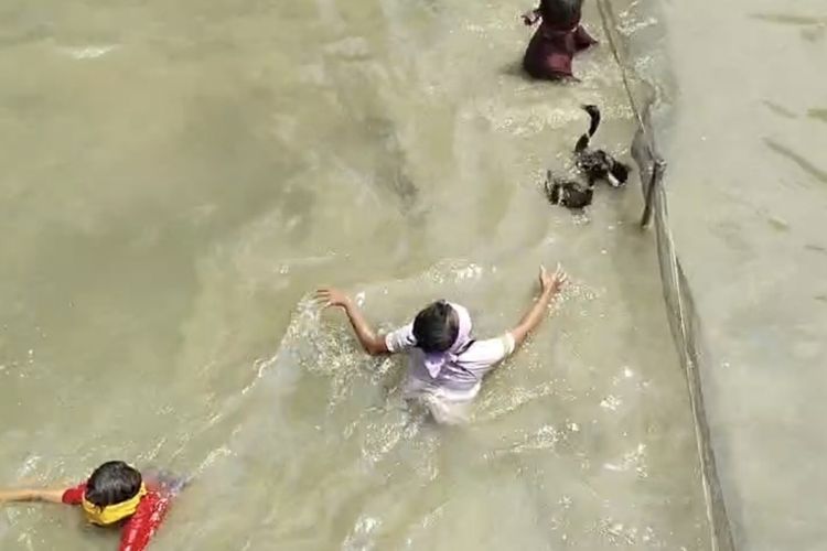 Serunya Warga Bangkalan Berebut Tangkap Bebek di Air saat Lomba HUT RI