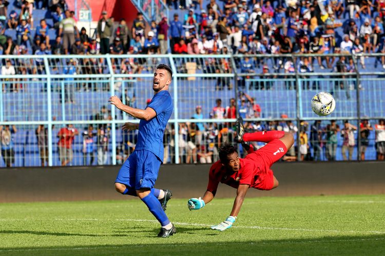 Tendangan ke arah gawang pemain asing Arema FC, Jonathan Bauman di gagalkan kiper PON Jatim saat uji coba yang  berakhir dengan skor 1-1 di Stadion Kanjuruhan Kabupaten Malang, Jawa Timur, Rabu (05/02/2020) sore.