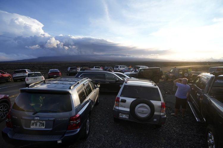 Mobil-mobil pengunjung memadati area parkir untuk menyaksikan letusan Mauna Loa Hawaii, Rabu (30/11/2022).