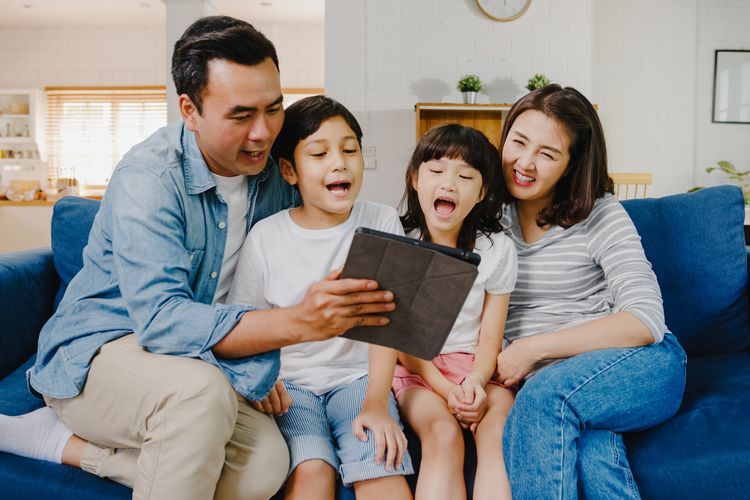Ilustrasi menikmati konten digital bersama keluarga